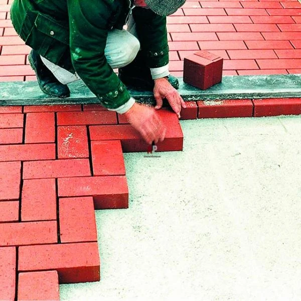 Фото Укладка тротуарной плитки, брусчатки, делаем отмостки