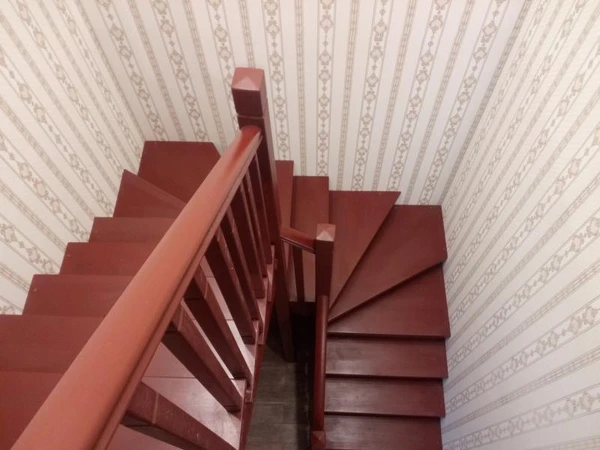 Фото ДЕРЕВЯННЫЕ ЛЕСТНИЦЫ, ОКНА, ДВЕРИ НА ЗАКАЗ