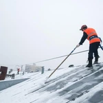 Фото №2 Уборка снега с крыши, чистка крыш от снега