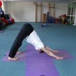 Опытный преподаватель йоги