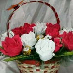 Букеты и корзинки со цветами из конфет