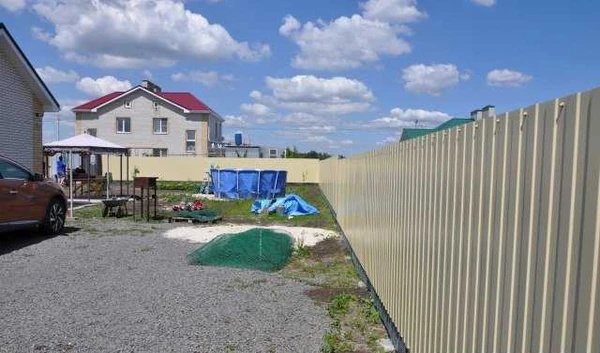 Фото Забор из профлиста и с кирпичными колоннами