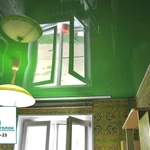 фото Глянцевый цветной потолок купить в Омске