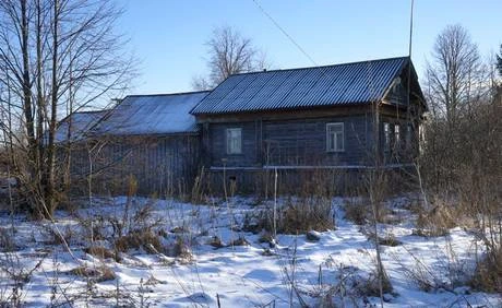 Фото Крепкий бревенчатый дом в жилой деревне, на берегу реки, 250