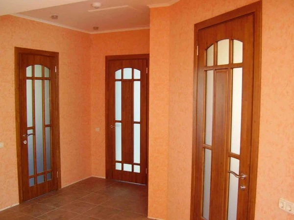 Фото Ламинат, линолеум, гипсокартон, плинтус, межкомнатные двери, сборка мебели.