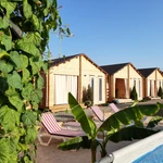 Отдых на берегу Азовского моря, деревянные домики, бассейн, автостоянка