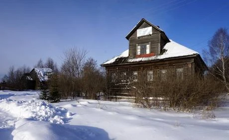 Фото Большой старинный бревенчатый дом, в тихой деревне