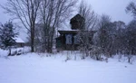 фото Бревенчатый дом в тихой деревне, рядом с лесом,