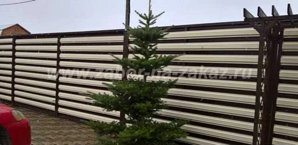 Фото Забор горизонтальный штакетник