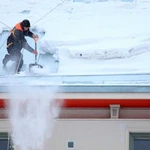 Убрать снег с крыши