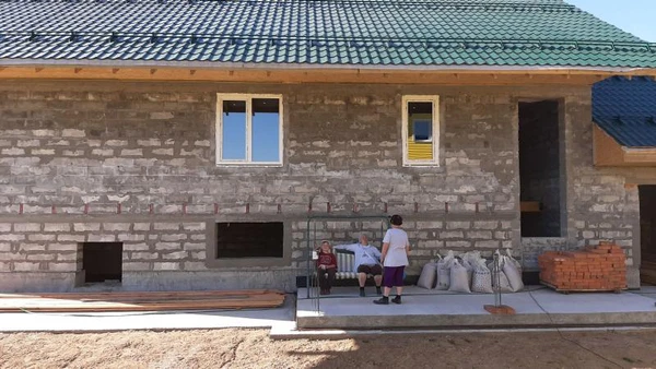 Фото Нужно доделать крыльцо у дома