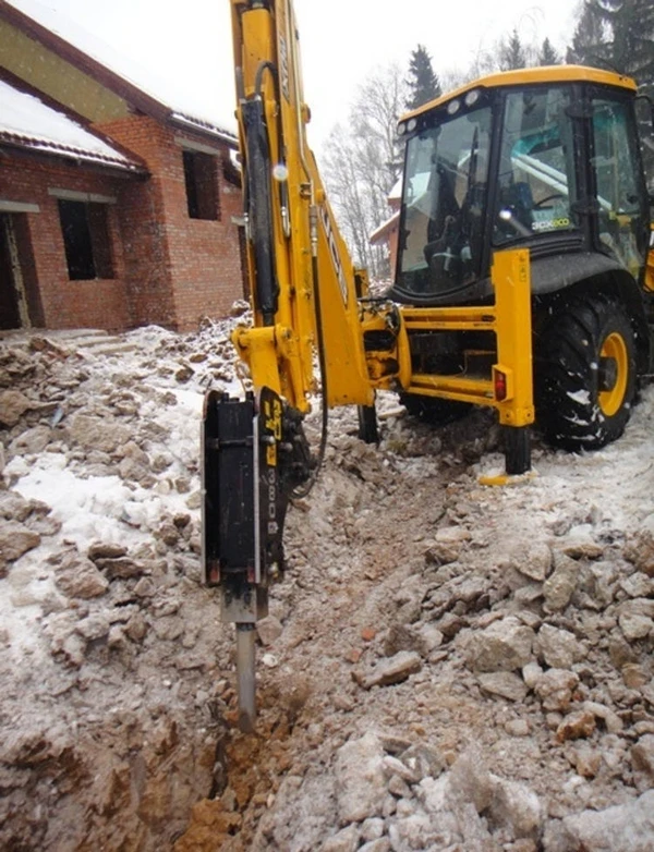 Фото Услуги гидромолота на базе погрузчика JCB.