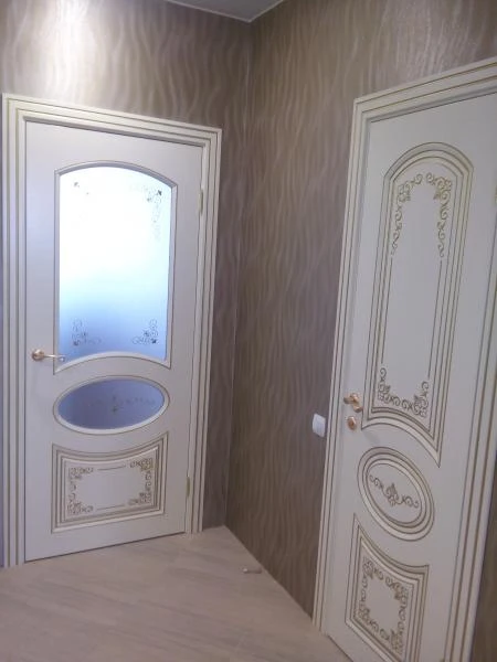 Фото установка межкомнатных дверей профессионально.