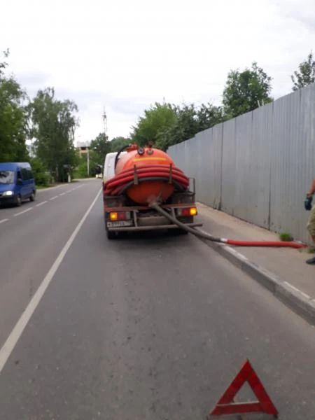 Фото Откачка септиков, туалетов.   Имеется длинный рукав.