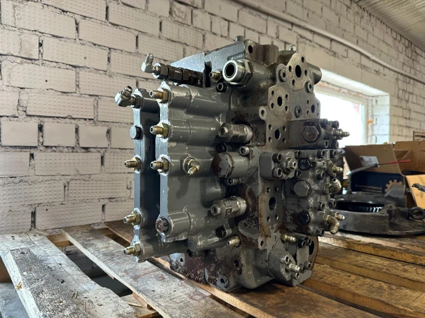 Фото 4448461 Гидрораспределитель (Гидравлический распределитель) Hitachi ZX200, ZX240-3.