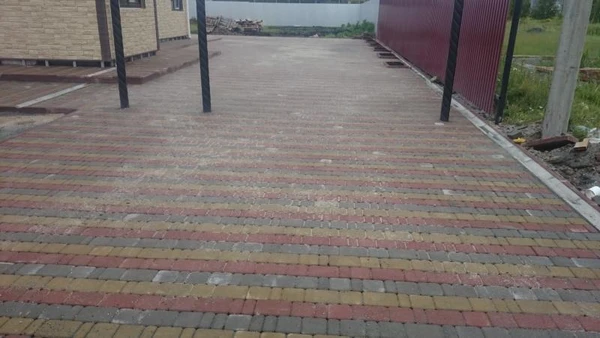 Фото Укладка тротуарной плитки брусчатки 