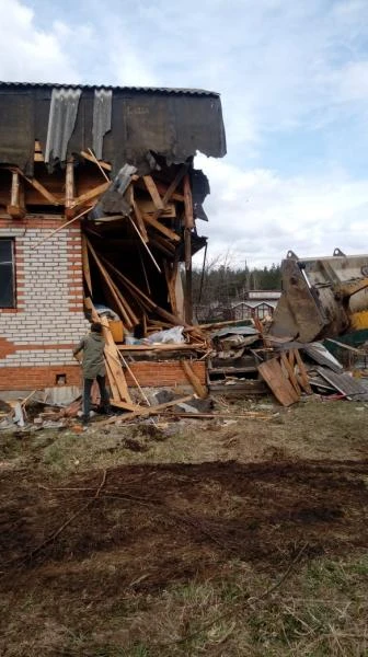 Фото СЛом строений в Воскресенске экскаватором 