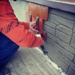 Отделка цоколя декоративным бетоном