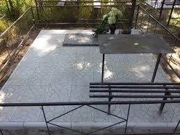 Фото Укладка тратуарной плитки на кладбище