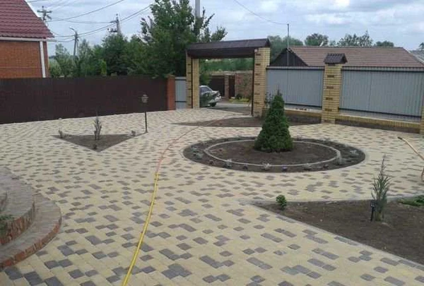 Фото Уладка тротуарной плитки