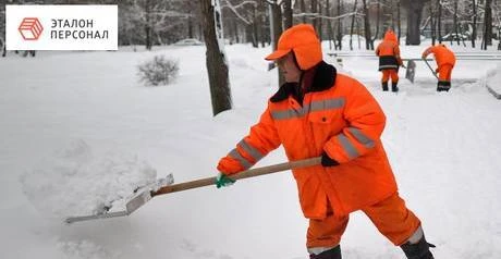 Фото Ручная уборка снега