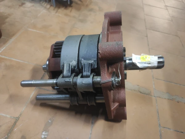 Крышка ВОМ 85-4202020 в сборе